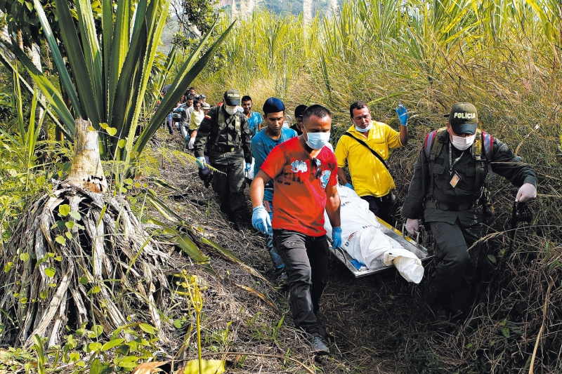 A Colômbia está em guerra há 50 anos. Retirada do corpo de um soldado morto em dezembro | Christian Escobar Mora/European Pressphoto Agency