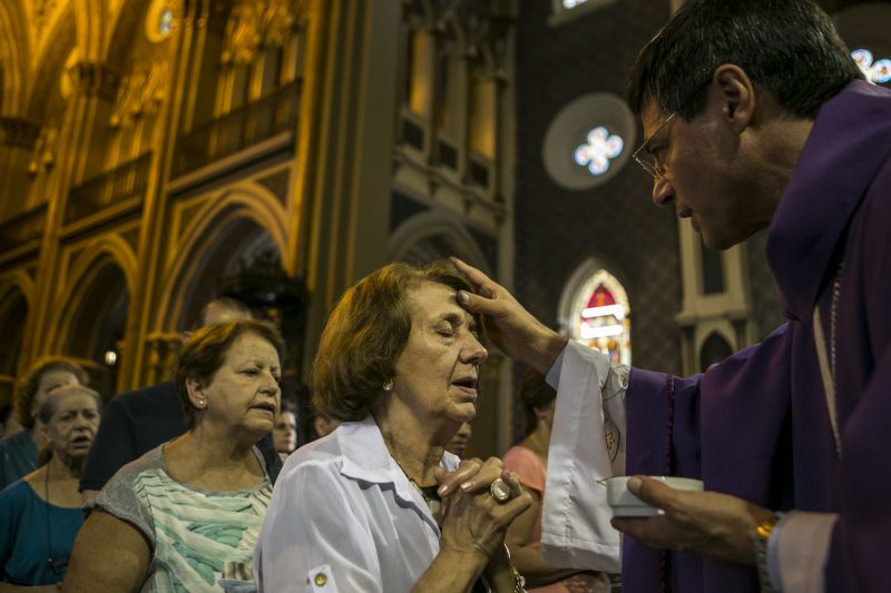 Missa das Cinzas, na Catedral de Curitiba, faz parte da celebração | Marcelo Andrade/Gazeta do Povo