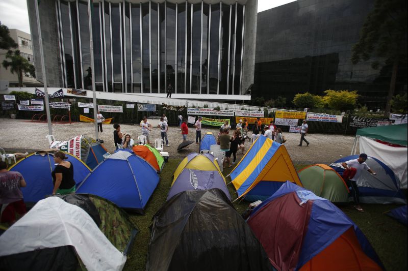 Professores vão continuar acampados em frente ao Palácio Iguaçu mesmo durante o feriadão do carnaval | Jonathan Campos/Gazeta do Povo