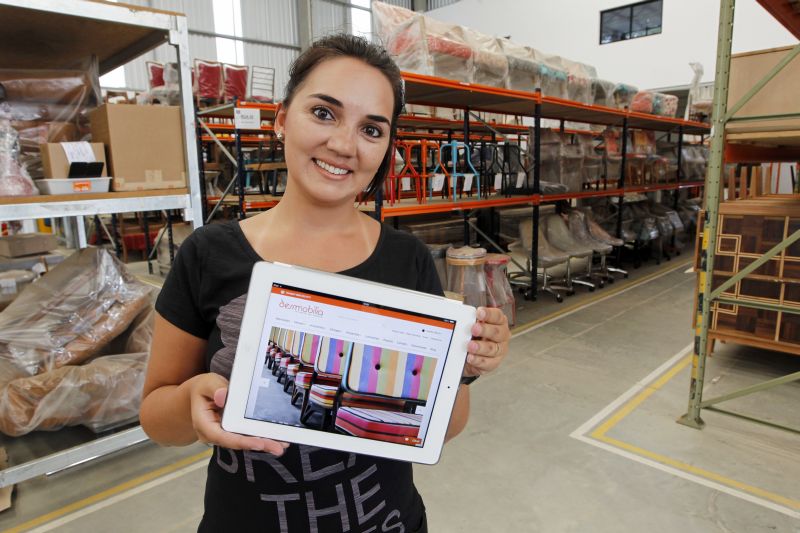 Aposta em site que se adapta ao tamanho da tela do celular alavancou as vendas da Desmobilia, conta a gerente Andressa Cunha | Antônio More/Gazeta do Povo