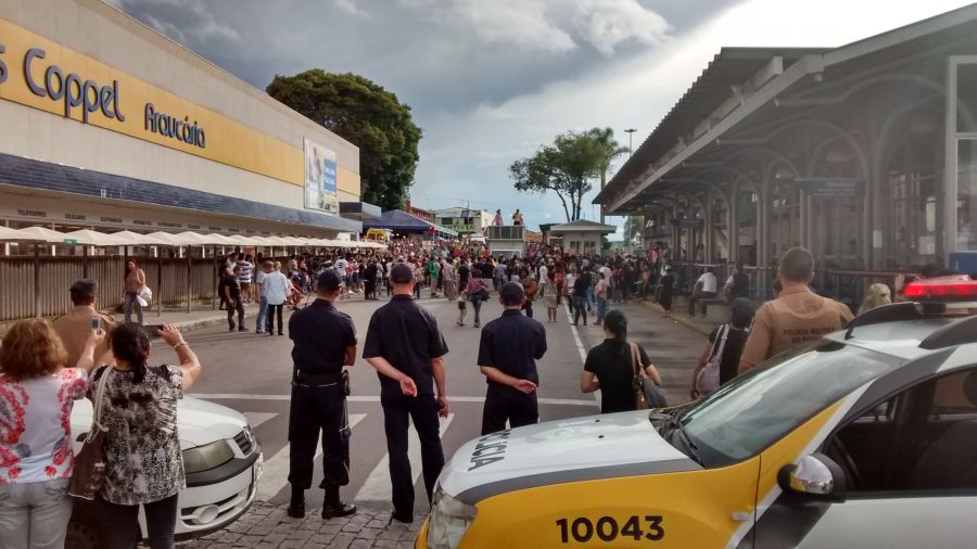 Mais de 500 manifestantes ocupam o terminal de transporte em Araucária, na região metropolitana | Daniel Castellano/Gazeta do Povo