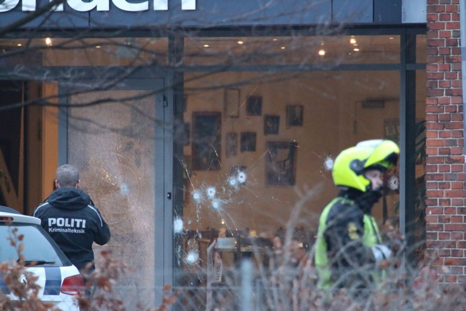 Atiradores abriram fogo pelo lado de fora do café Krudttoenden e os tiros atravessaram a janela do estabelecimento | Reuters
