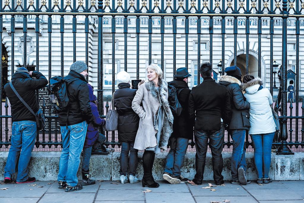 Helen Mirren, no Palácio de Buckingham, interpreta a rainha Elizabeth II novamente, desta vez em uma peça na Broadway | Andrew Testa/The New York Times