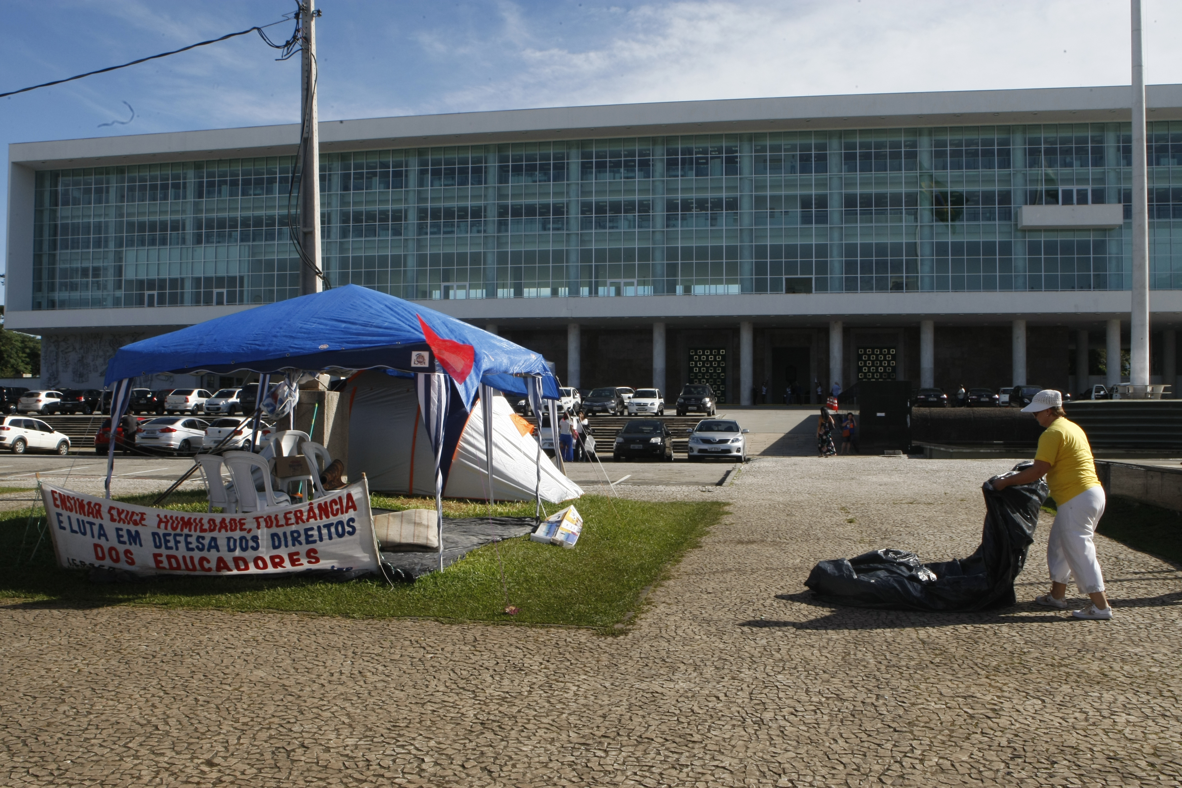 Até chegar a uma negociação favorável, professores seguem acampados em frente ao Palácio Iguaçu. | Aniele Nascimento/Gazeta do Povo
