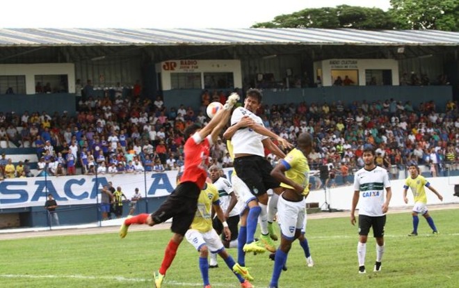 Zagueiro Leandro Almeida, do Coritiba, leva perigo ao gol do Nacional | 