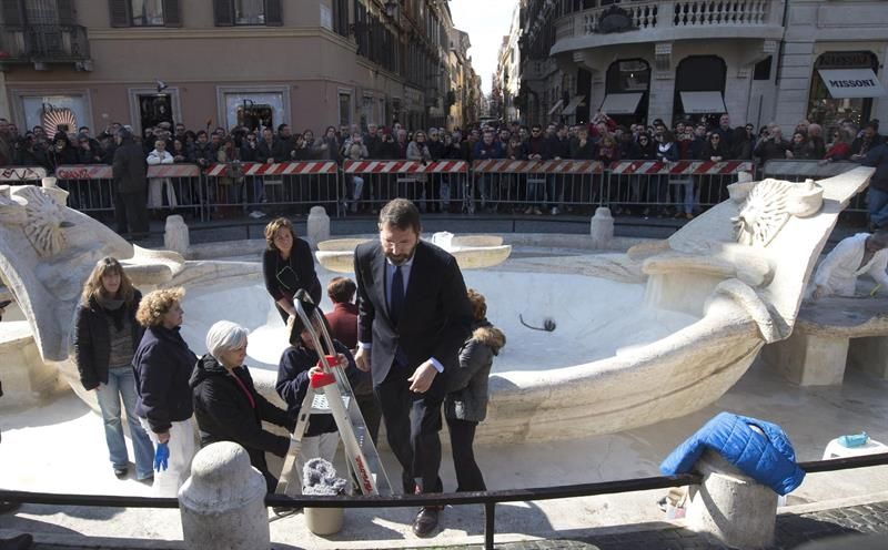 Prefeito de Roma, Ignazio Marino, foi conferir os estragos da torcida do Feynoord à Fonte Barccacia, na Piazza di Spagna | EFE