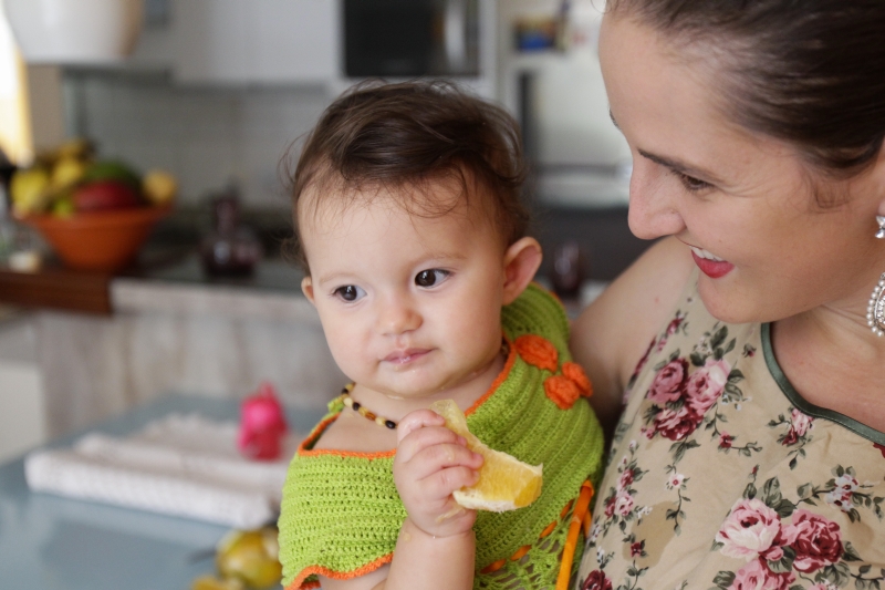 Ana Clara, 11 meses, é estimulada a comer com as mãos, para sentir a textura e o cheiro dos alimentos | Daniel Castellano/Gazeta do Povo