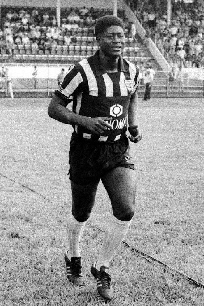 Dionga, ainda jogador, defendendo o Cascavel,... | 