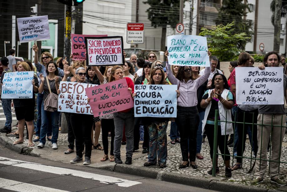 Professores protestam em frente ao Colégio Estadual do Paraná, em Curitiba | Henry Milléo / Gazeta do Povo