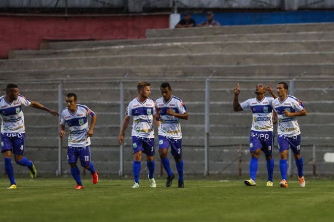 Jogadores do Prudentópolis comemoram o gol de Sérgio diante do Paraná |