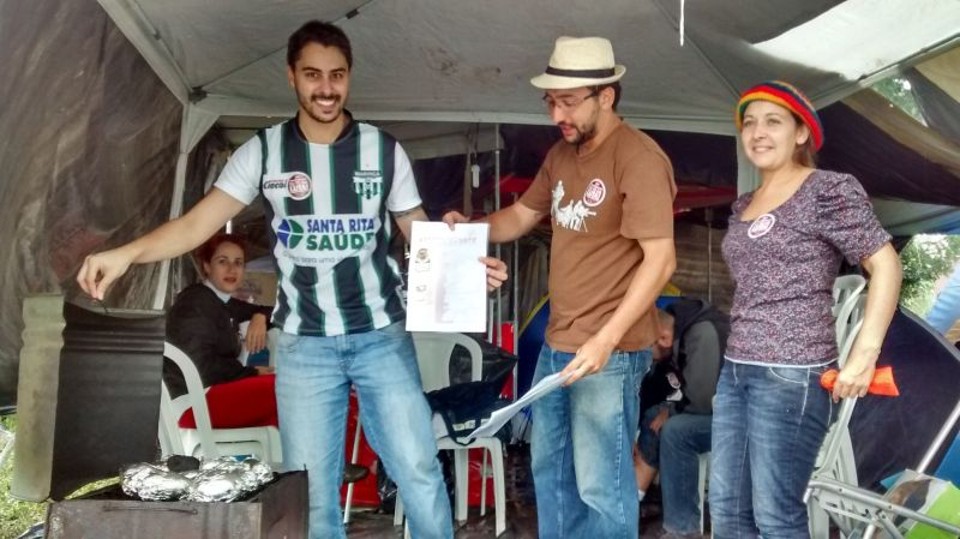 Servidores com churrasqueira no Centro Cívico: alerta de que a "batata" dos políticos está "assando" | Antonio Senkovski/Gazeta do Povo