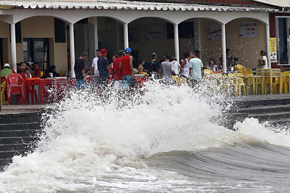 Em Matinhos o mar está revolto por conta do clima, as ondas quase alcançam as calçadas da orla. A chuva que cai na cidade desde sábado afugenta foliões e turistas | Albari Rosa / Agência de Notícias Gazeta do Povo
