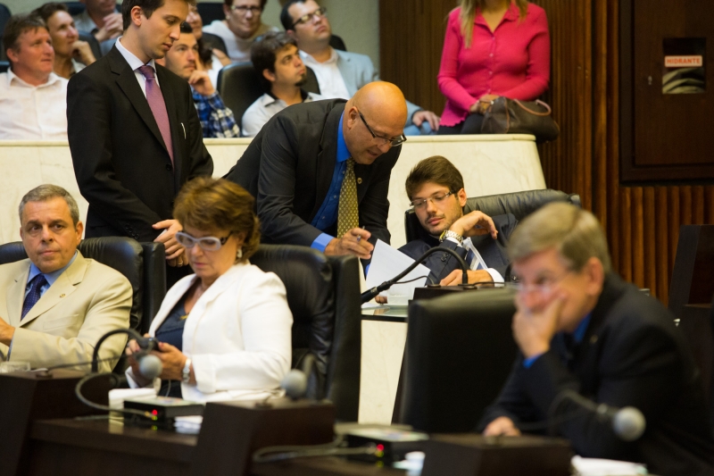 Romanelli, líder do governo, tenta convencer os deputados | Brunno Covello/Gazeta do Povo