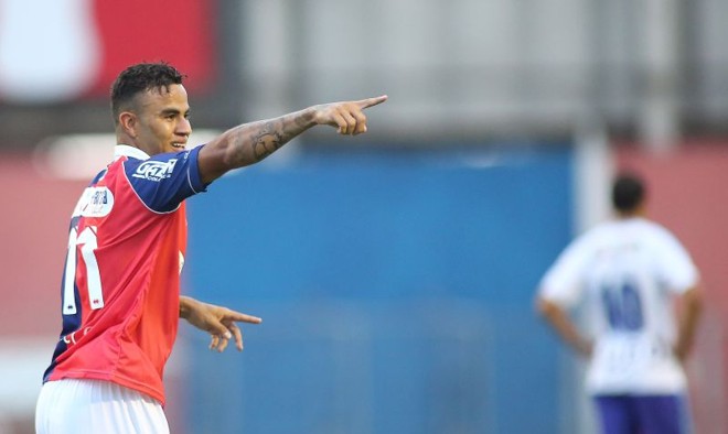 Carlinhos comemora o primeiro gol na vitória do Paraná sobre o Prudentópolis |