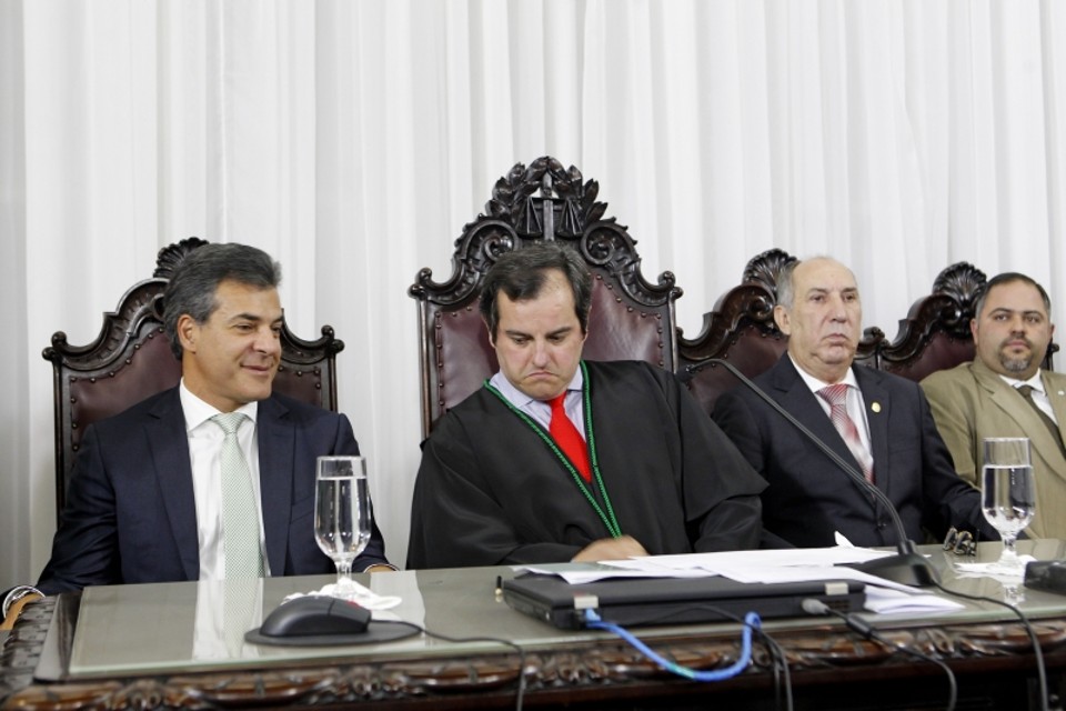 Richa ao lado de Ivan Bonilha, presidente do Tribunal de Contas, e do desembargador Guilherme Luiz Gomes, ex-presidente do TJ: divisão desigual do bolo | Antônio More/Gazeta do Povo