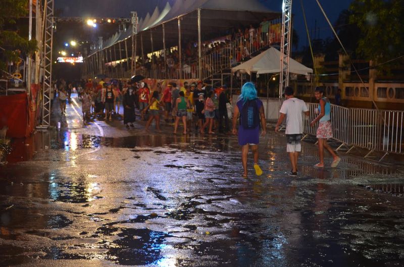 Clima atrasou o desfile em Paranaguá, que teve como campeã a União da Ilha | Débora Alves/Gazeta do Povo