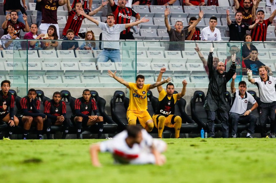 Banco do Atlético reclama durante o jogo deste domingo, na Arena da Baixada. | Brunno Covello/ Gazeta do Povo