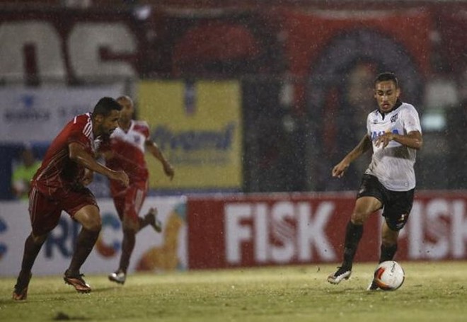 Meia Gustavo Marmentini, do Atlético, no jogo com o Rio Branco | 