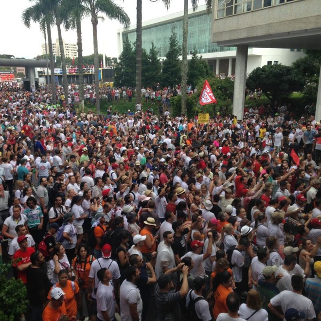 Servidores lotaram a Assembleia Legislativa do Paraná |