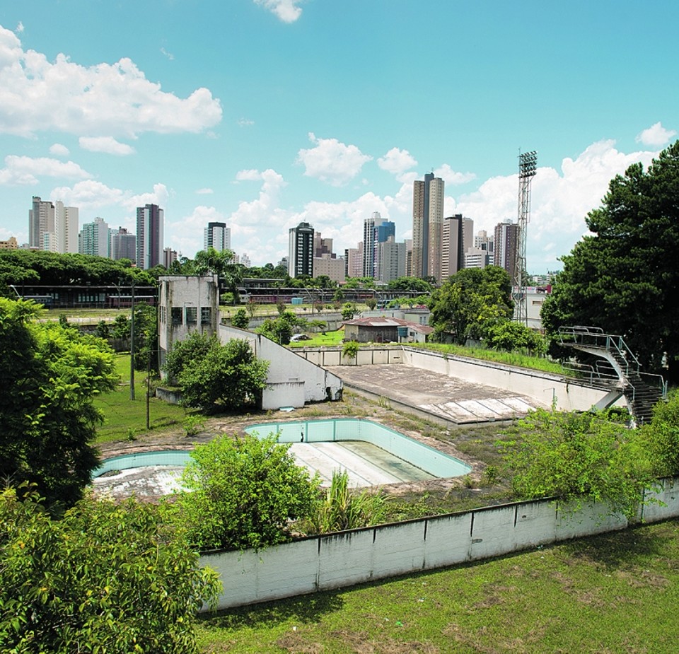 Estado deplorável das piscinas na Vila Capanema simboliza a penúria financeira do Paraná | Lucas Pontes/Gazeta do Povo