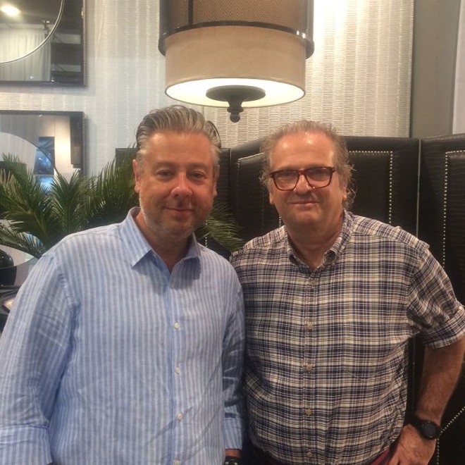 O arquiteto Eduardo Mourão (à esq.) recebeu a visita de seu colega João Mansur no estande da Studio Casa durante a Feira Brasileira de Móveis e Acessórios de Alta Decoração (Abimad), em São Paulo |