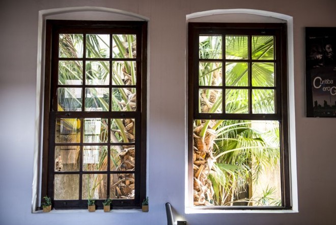 Janelões da casa vermelha, construída com referências alemãs |