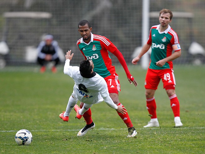 Natanael é derrubado após entrada dura de Maicon (7), do Lokomotiv. | 