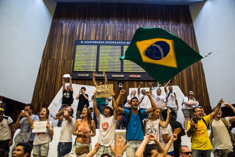 Protesto democrático não pode incluir danos a bens públicos | Brunno Covello/Gazeta do Povo