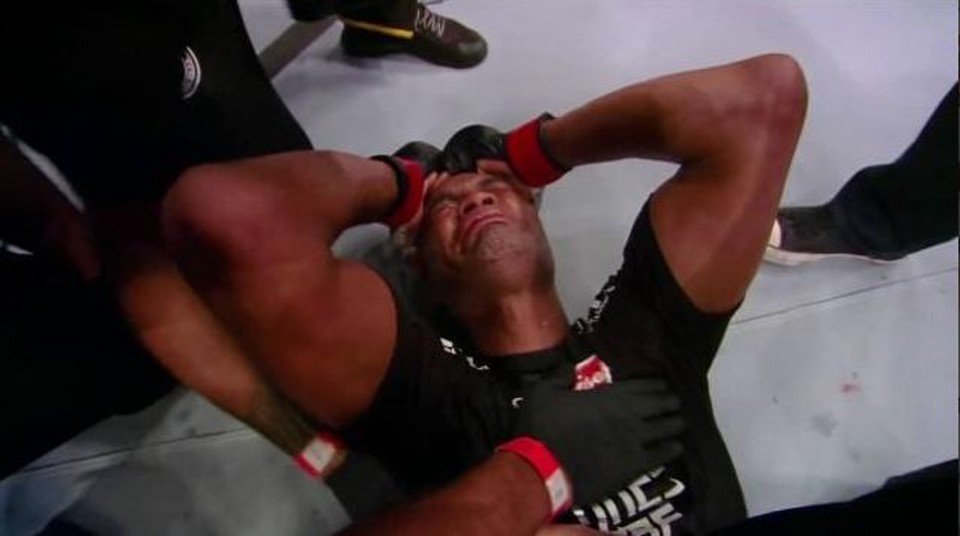 Anderson Silva chorou com o anúncio da vitória sobre Díaz. | Reprodução