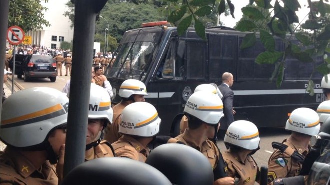 Policiais aguardam os deputados chegarem de camburão à Assembleia |