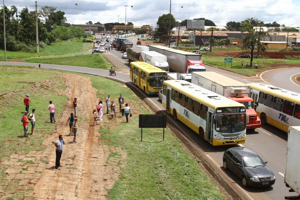 No início da tarde, manifestantes bloquearam  totalmente o trânsito nos dois sentidos da BR-369, em Londrina. | Roberto Custodio/Jornal de Londrina