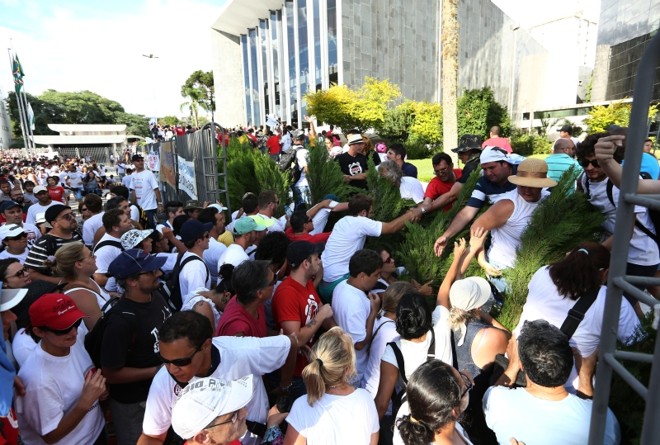 Houve empurra-empurra na frente da Assembleia | 