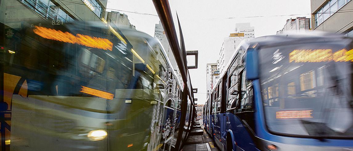 Urbs terá de apresentar solução para aumentar o conforto nas estações-tubo. | Daniel Castellano/Gazeta do Povo