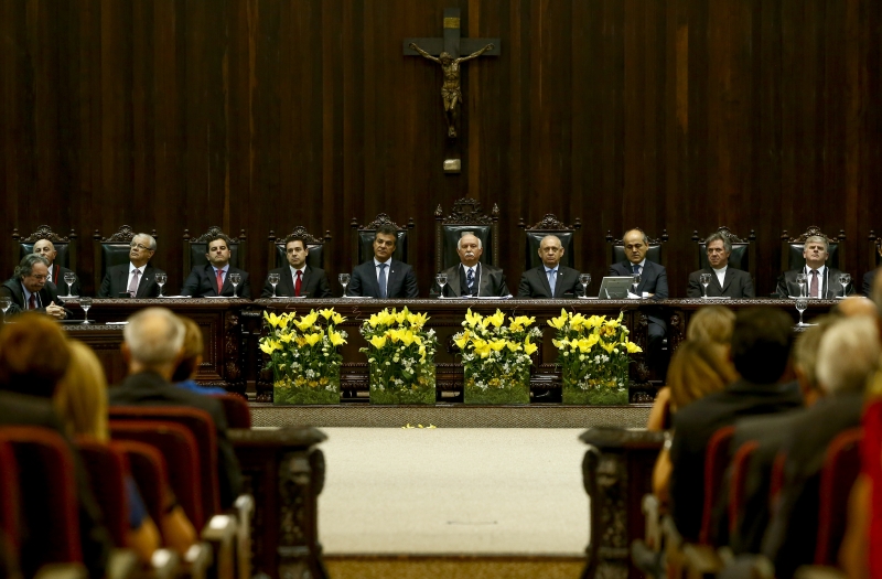 Vasconcelos (ao centro) com autoridades: busca por melhorias | Hugo Harada/Gazeta do Povo