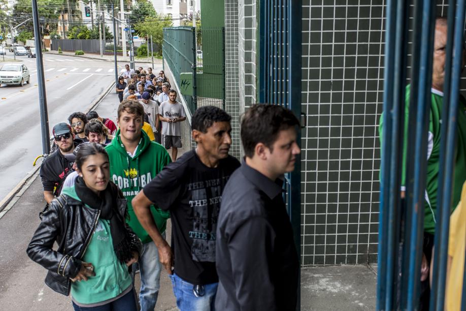 Fila para comprar ingressos para o Atletiba foi maior nessa sexta-feira no Couto Pereira às 10 horas. | Henry Milleo/Gazeta do Povo