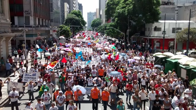 Marcha dos professores toma conta da Rua Marechal Deodoro, no centro de Curitiba | Henry Milléo/Gazeta do Povo