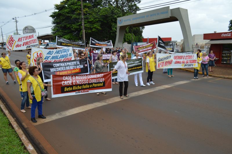 Protesto dos funcionários do hospital universitário da Universidade do Oeste do Paraná, que devem parar na segunda-feira | Luiz Carlos Cruz/Gazeta do Povo