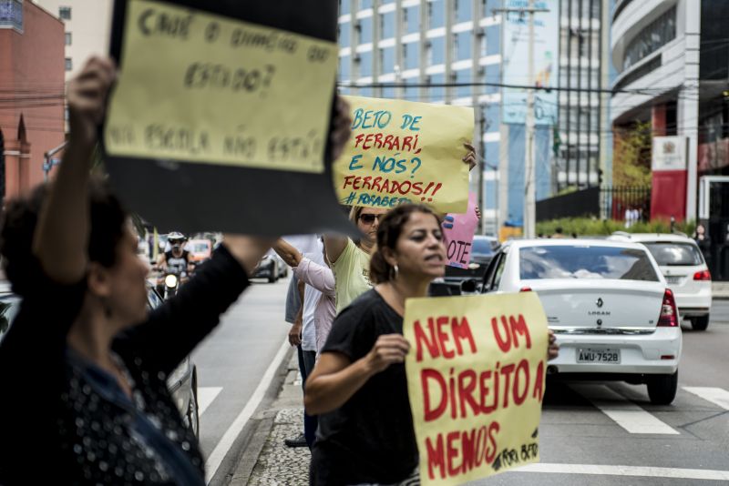 Dezenas de professores protestaram ontem em frente ao Colégio Estadual do Paraná, em Curitiba | Henry Milleo/Gazeta do Povo