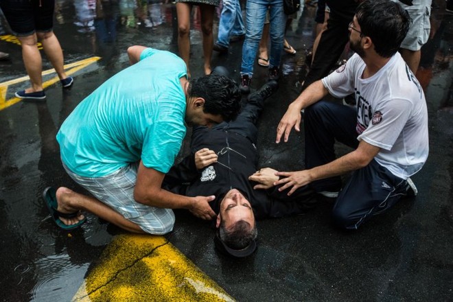 Manifestante ferido durante o protesto |