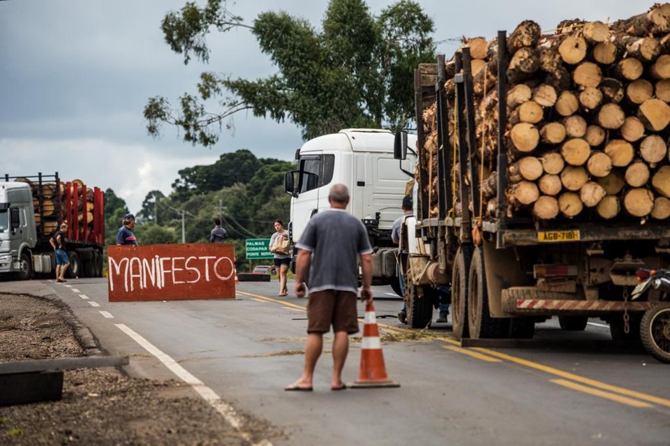 Bloqueio em Palmas, na PR-280: autônomos pedem combustível mais barato e tabela única de frete. | Brunno Covello/Gazeta do Povo