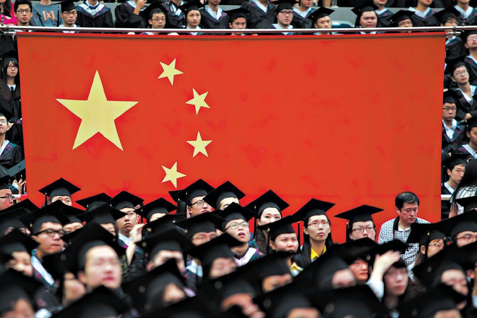 O Ministro da Educação chinês alertou para a ameaça das ideias estrangeiras nas faculdades do país. Cerimônia de formatura em Xangai | Aly Song/Reuters