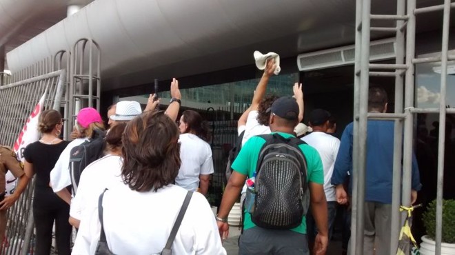 Manifestantes invadem a Assembleia Legislativa do Paraná | 