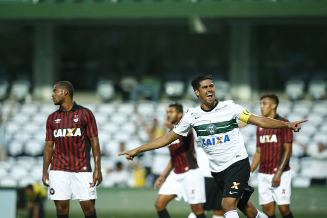 Leandro Almeida, capitão do Coritiba, festeja o segundo gol coxa-branca. | Hugo Harada/Gazeta do Povo