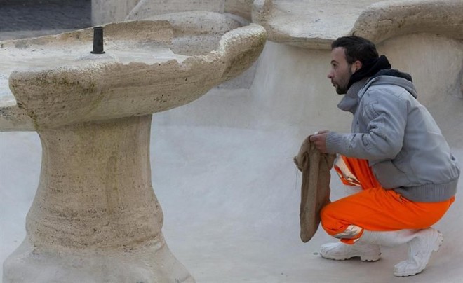 Fonte Barcaccia, na Piazza di Spagna, em Roma, terá de ser restaurada após vandalismo dos torcedores do Feynoord |