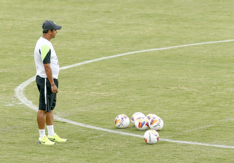 O técnico coxa-branca Marquinhos Santos admite que a derrota para o Foz do Iguaçu escancarou uma série de defeitos no time | Hugo Harada/Gazeta do Povo