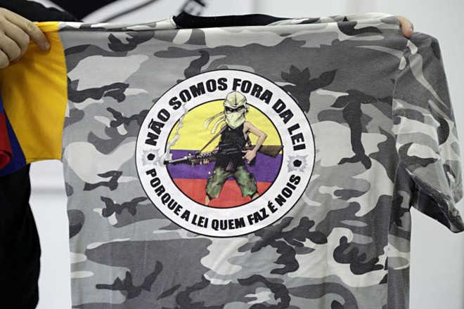 Camiseta com mensagem de violência apreendida pela Polícia Civil na operação 