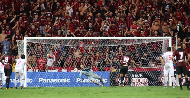 Marcos até acertou o canto, mas não alcançou a bola chutada por Pelissari e clicada pela torcida rubro-negra. | 