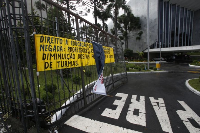 Faixa de servidores ficaram na grade da Assembleia | 