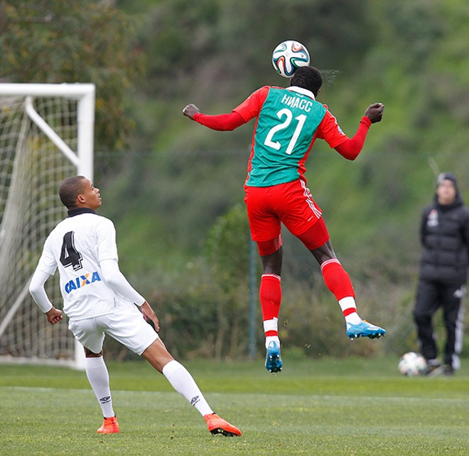Niasse, senegalês do Lokomotiv, cabeceia, observado por Cleberson. | 