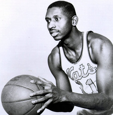 Earl LLoyd com a camisa do Ryracuse Nationals, time pelo qual conquistou o título da NBA de 1955 | /